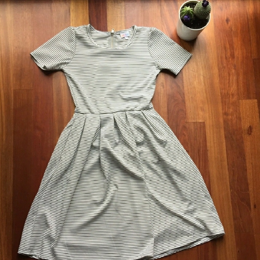 Lularoe Amelia size Sm, Minimalist Capsule Dress